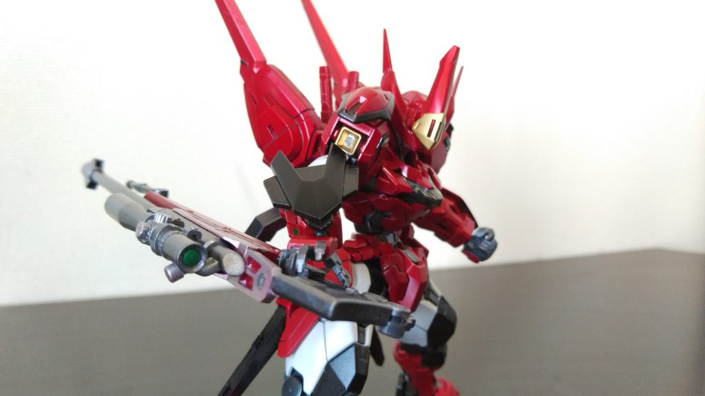 背中のスナイパーライフルは補助アームによりいい感じに右手に持たせてくれる新設設計。