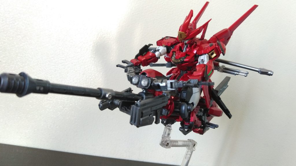 キャリバーンが箒を持った魔女に見えるのに対し、こちらは実際に乗せてみました。シルエットができるだけ魔女っぽく見えるようにしています。