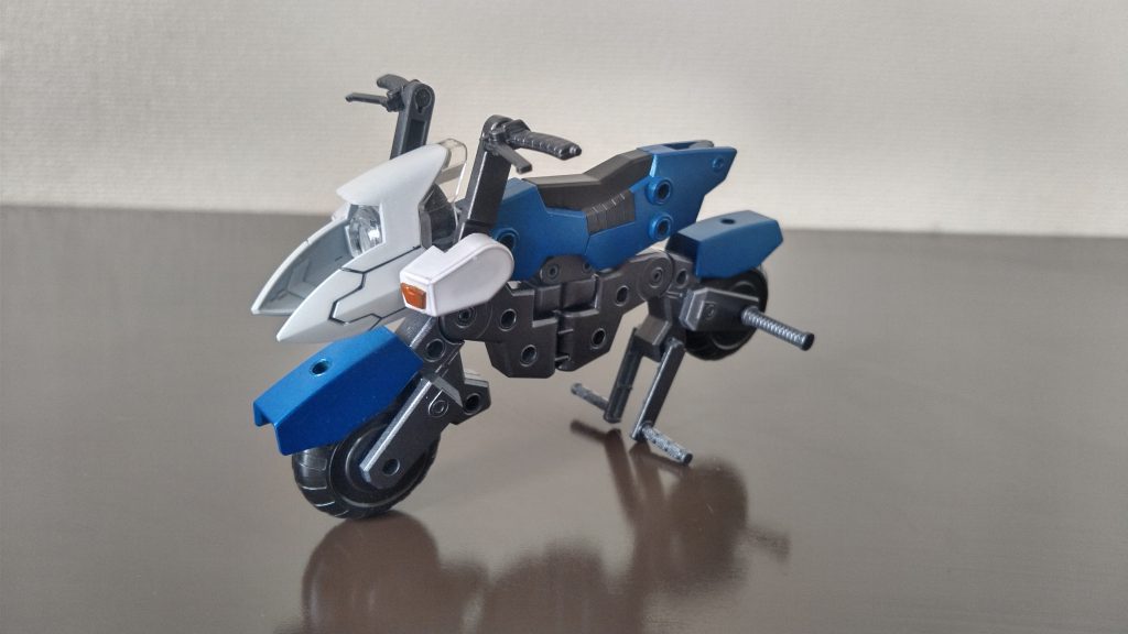 専用バイク「YAIBA」シンフォニックガンダム(風鳴翼モデル)専用のバイク。作戦現場に迅速に駆けつけるが、やたらと大破される。