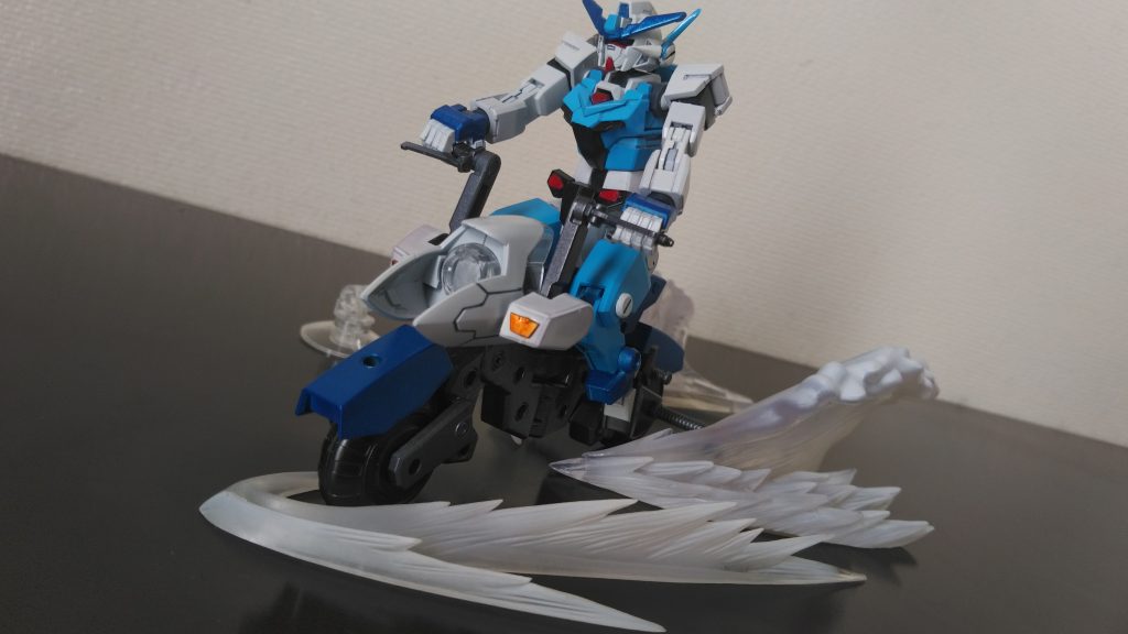 専用バイクに搭乗。