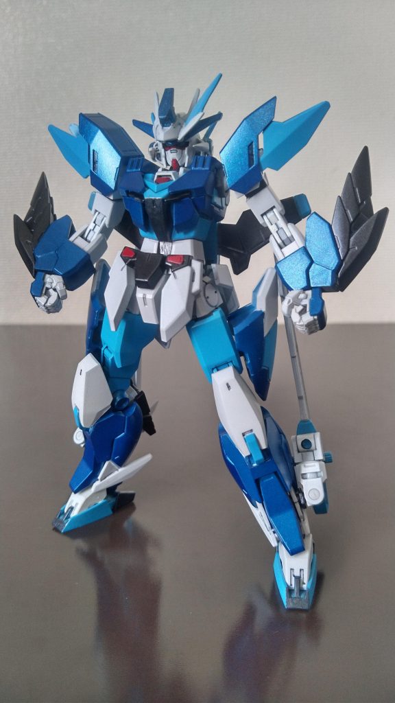 「絶刀 ガンダム・アメノハバキリ」シンフォニックガンダム第一号。青いカラーリングが特徴的であり刀の類の武器であれば巧みに使いこなす。ちなみに搭乗者がやたらと本機のことを「防人(サキモリ)」と呼ぶので本名があまり定着しない。