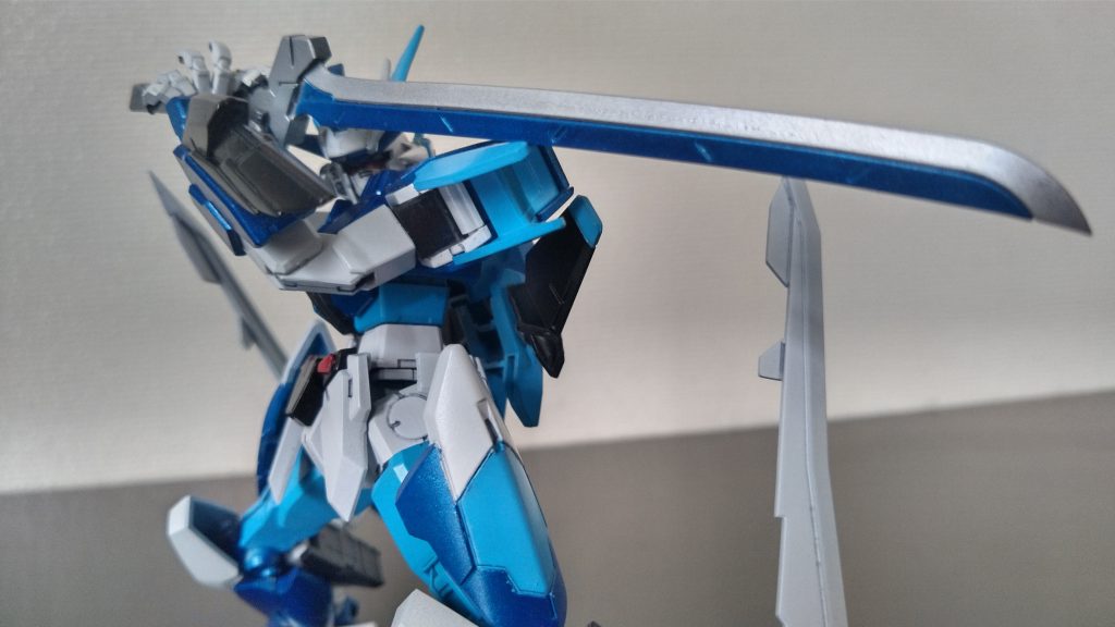 メインウエポンのアームドギアの刀。必要に応じて形状が変わる。