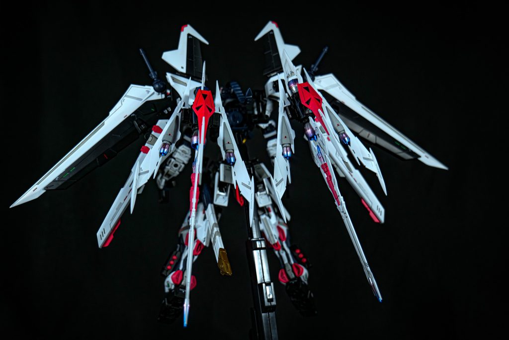 バックでパシャリ📷ノワールストライカーだけだと物足りなかったので、マニューバストライカーを追加してます。基本はTwitterで@gunpla_teteteで活動してますが、これからもGUNSTAにも作品を投稿していくつもりですので、どうぞよろしくお願いいたします。🙇♂️