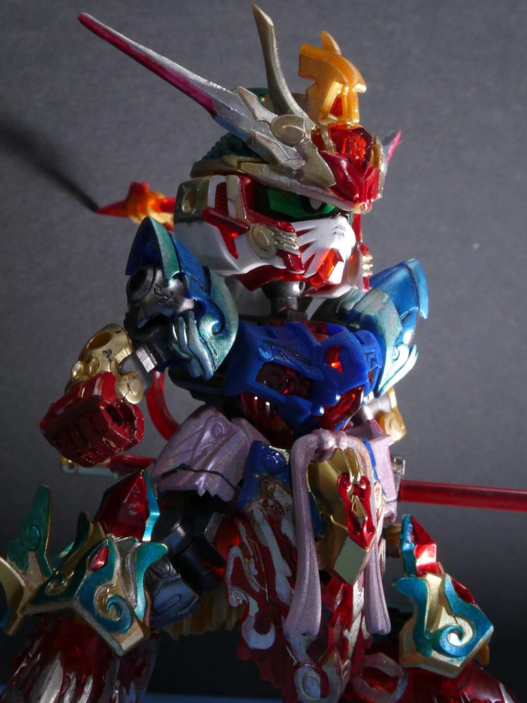 左下からの煽りショット