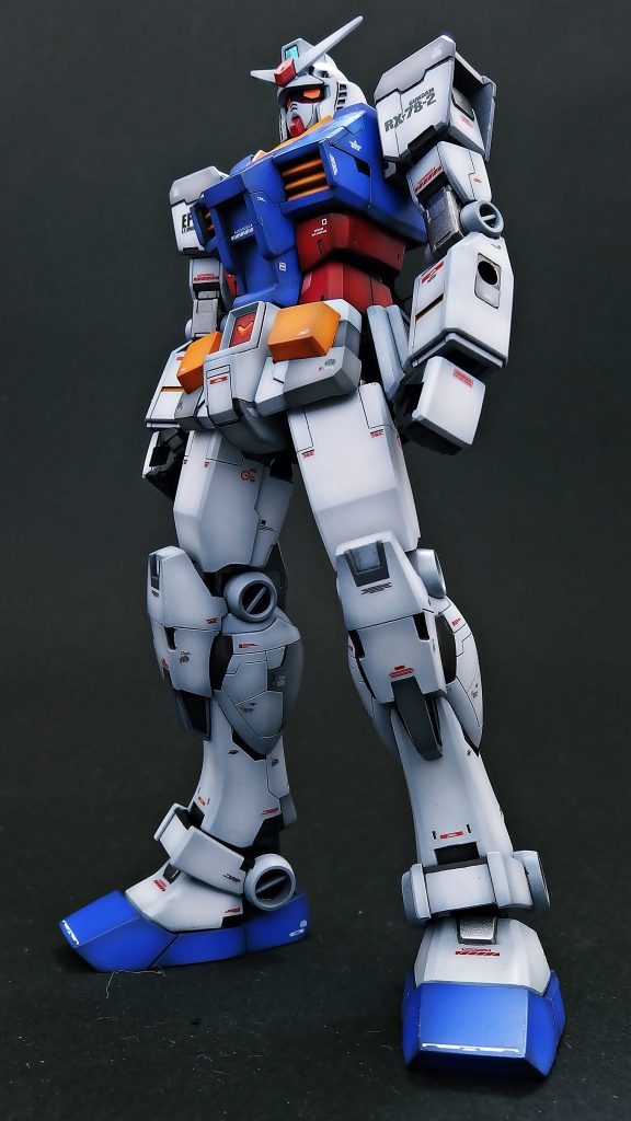 正面側の素立ちで一枚あおり気味の角度で写す写真が好きです^^このガンダムくんでは、顔、胸部、腹部、腰部、脚部、それぞれでプラ板工作とスジボリをしています<大まかな工作箇所>・顔を前に出し、ツインアイ部分を土台から作り直し・メインカメラ部分にラピーテープ貼り付け・肩アーマーの形状変更とパネル分け・胸部上面の角度変更、ダクト周辺の装甲とコクピットハッチの形状変更・腹部の長さ調整と角度変更・腰部のフレーム部分をカットして前に出す工作(前に出すことで、スカートが前に開くようになって、S字立ちが少ししやすくなりました)・腰部装甲の幅増し、プラ板とスジボリでパネル分け・太腿にプラ板を使用して、曲線気味の形状だったものを直線的なバランスに作り直し・膝装甲もプラ板で形状を変更・膝装甲、スネ部分もスジボリと削り込み・アンクルガードも形状変更・ランドセルの形状を変更・スリッパ部分もプラ板を使い形状を変えています