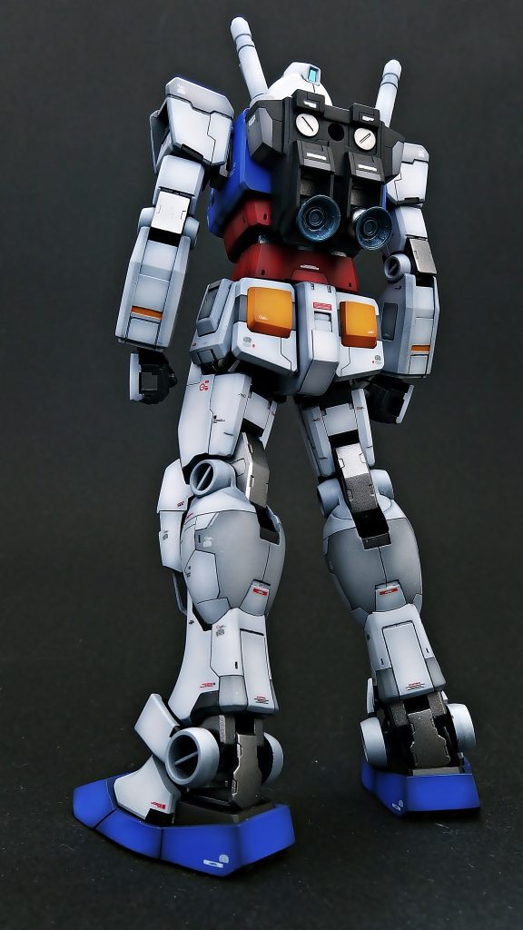 後ろ姿の素立ちも一枚・腰部装甲後ろのヘリウムコアがそのままだとほぼ平面に近い凹凸だったので、1ミリ厚みを増やしました 塗装については装甲部分はグラデーション全塗装、関節部分はメタリック塗装にしています 全体的な配色として、各色を調色して塗り分け スリッパ部分は胸部と色を揃えるのが好みなので同色にしています^^