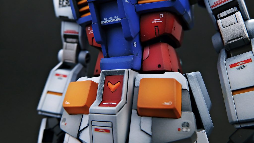 ・腹部パーツは上部の長さを少し短くカット・表面はプラ板を使用し斜めに角度を付ける長さを変え、角度を付けたことで、ウエスト部分が少し締まった印象になった気がします・腰装甲のヘリウムコア部分はもともとの真四角な作りから、角を削り角度をつける