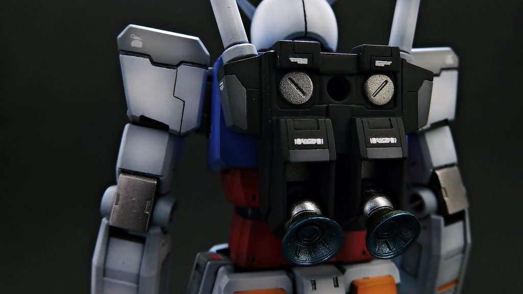 ランドセル部分の一枚・ランドセルの全体的な長さを延長・ビームサーベルラック含め、各所をプラ板で形状変更・一体成型になっていたバーニアは切りはずし、別途バーニアノズルを取り付け