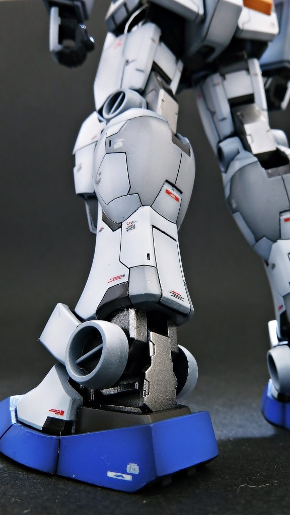 ・太腿裏側、ふくらはぎ、スネにスジボリと削り込み・各所で内部フレームをイメージして塗り分け・スリッパ部分は横面、後面も形状変更