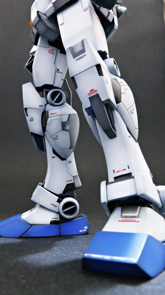 ・股間部装甲はパネルが開くようなイメージで削り込み・膝装甲はプラ板を使用して、ひと回り大きくし、パネル分け・ふくらはぎ部分、スネ部分にスジボリや削り込み・アンクルガードは上下を削り少し細くし、前側はプラ材で段差をつける・スリッパつま先部分はもともと丸い作りだったので、平面的なつま先に作り替え)