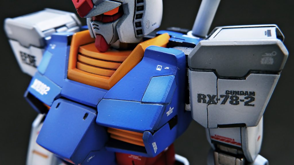 ・肩アーマーをカットして形状を変更・肩関節近くの部分は別パーツをイメージして削り込み・プラ板を使用し、胸部上面の高さを上げる・スジボリをして各所をパネル分け