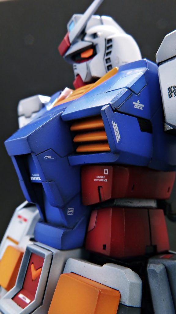 ・胸部ダクト部分はプラ板とプラ棒で囲い、奥まった作りに変更・コクピットハッチ部分は延長後に外枠もプラ材で形状変更奥行きを付けたことで、胸部の表面に少し凹凸を付けてみました