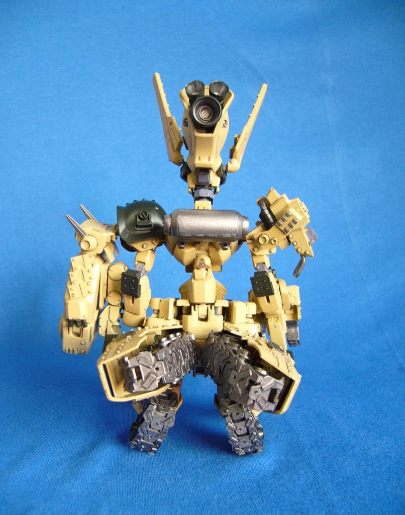 まずは三面図。機体名:desert hound(デザート ハウンド)。Gアームズの世界観。新生ザタリオン軍の陸戦部隊、部隊長(コマンダー)。階級は中佐。長距離戦を得意としており、性格は狡猾で打算的。ただし、基本的にツメが甘いため、だいたいは作戦の最後でつまずいている。口癖:『お前はオレの何なんだ!?』