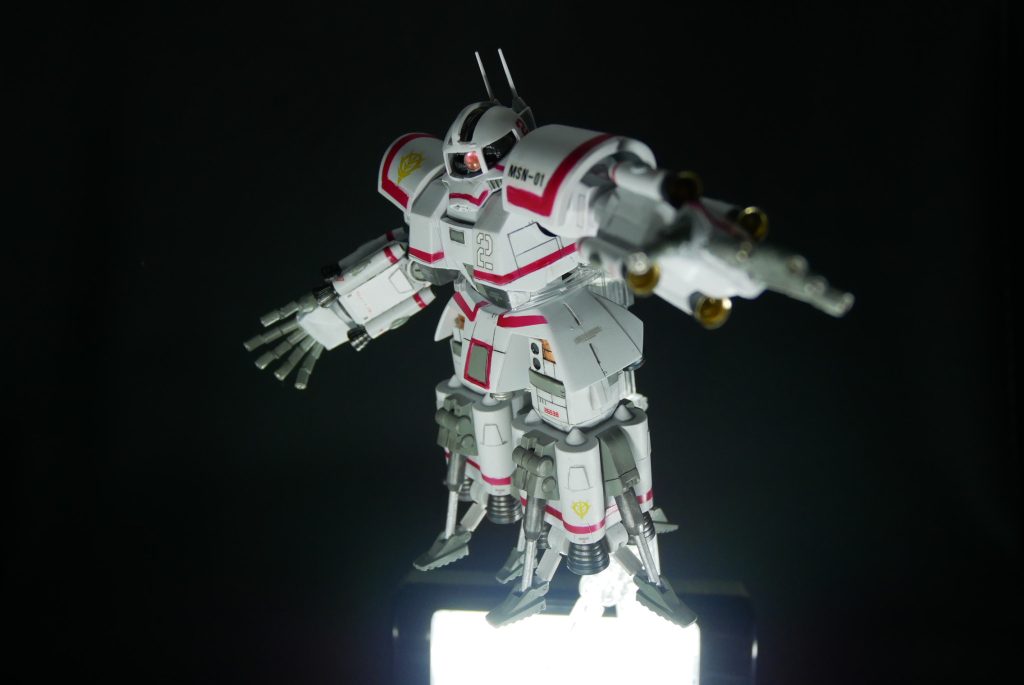 あと大変だったのが、ディスプレイスタンドがなくて、固定できなかったところ。もう、無理やり後ろから挟み込んだ感じですw。一応、タコザクですから宇宙空間に飛んでる感だしたいじゃないですか。