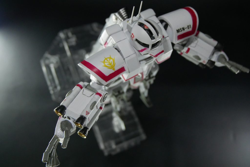 一度、やってみたかったモノアイが上にギョロン(^^♪        ※ゆるゆるですから、頭さげるとすぐに下に落ちてきちゃうんですけどね。ピンセットで調節・動かす感じです。