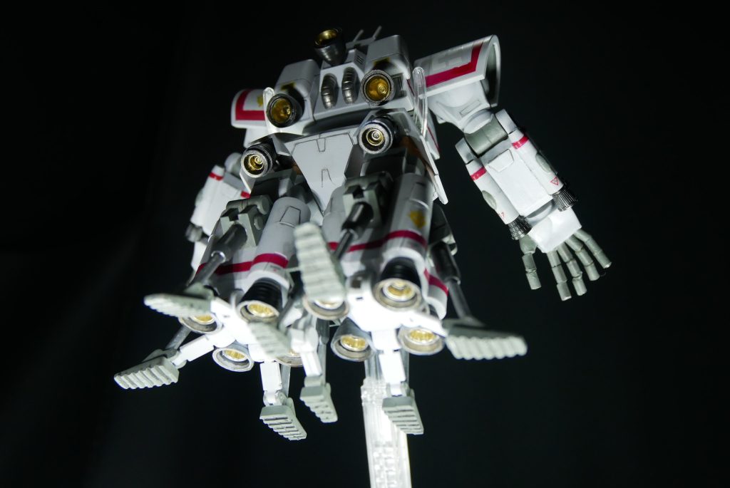 スラスターも頑張って改造・塗装したんですけど、暗くて目立たないですね(´;ω;`)。デカールも色々貼ったのに…。