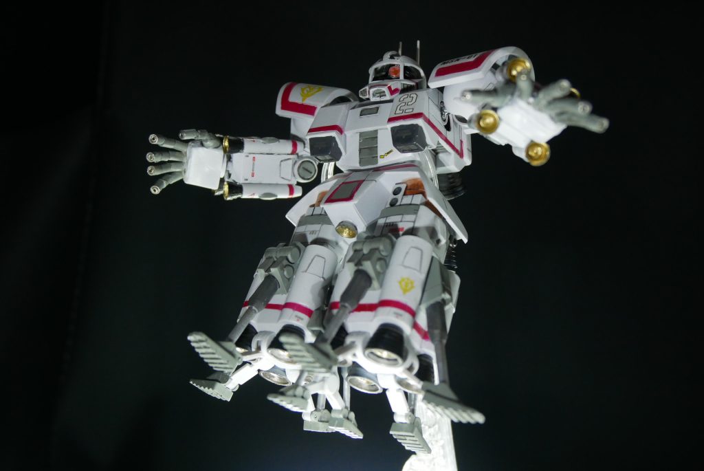 You Tubeにあがっていた作品例を参考に腰をボールジョイントで前後・左右に可動可能です。あと、頭部も前後に可能。動画があったので、はじめての改造でも比較的作業しやすかったです。ジオングみたいなポーズも可能(^^♪