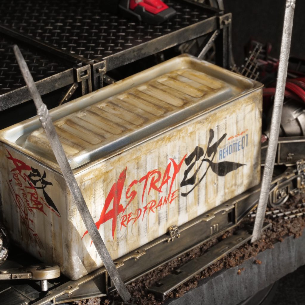 コンテナもほら。見覚えありませんか?土はホッカイロの使用済。刺さった古い刀は、メッキ剥がしに失敗したガーベラストレートと、タイガーピアスです。この価値はデカい…