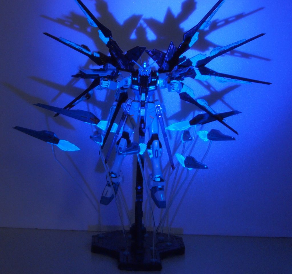 内部フレーム、ドラグーンのエフェクトもUVライトで光ります♪