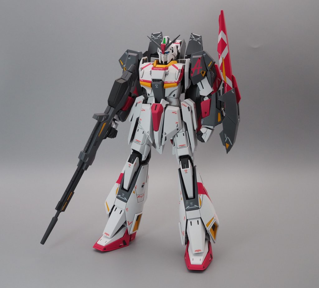 肩のマークはマスキング面がギザギザしてしまったのでクリア層重ねてから軽く研いでいます。デザイン上、踵の接地面が少ないのでスタビライザーを開くと自立が不安定になる印象。あとライフルでっかくない??