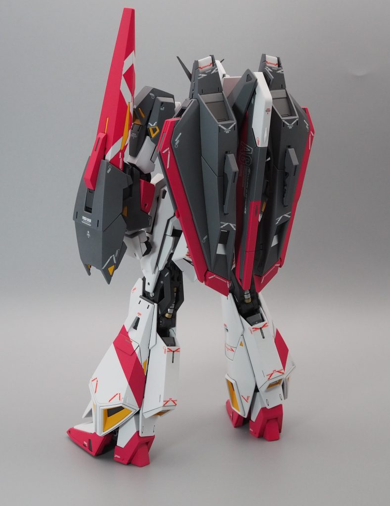 カラバ所属機だと思ってたのですが、他に貼るものもないので付属の転写デカールをスタビライザーに使用しています。太もものピンクラインが個人的にはすごい好み。あとからデカール貼り忘れあったことに気が付きました…