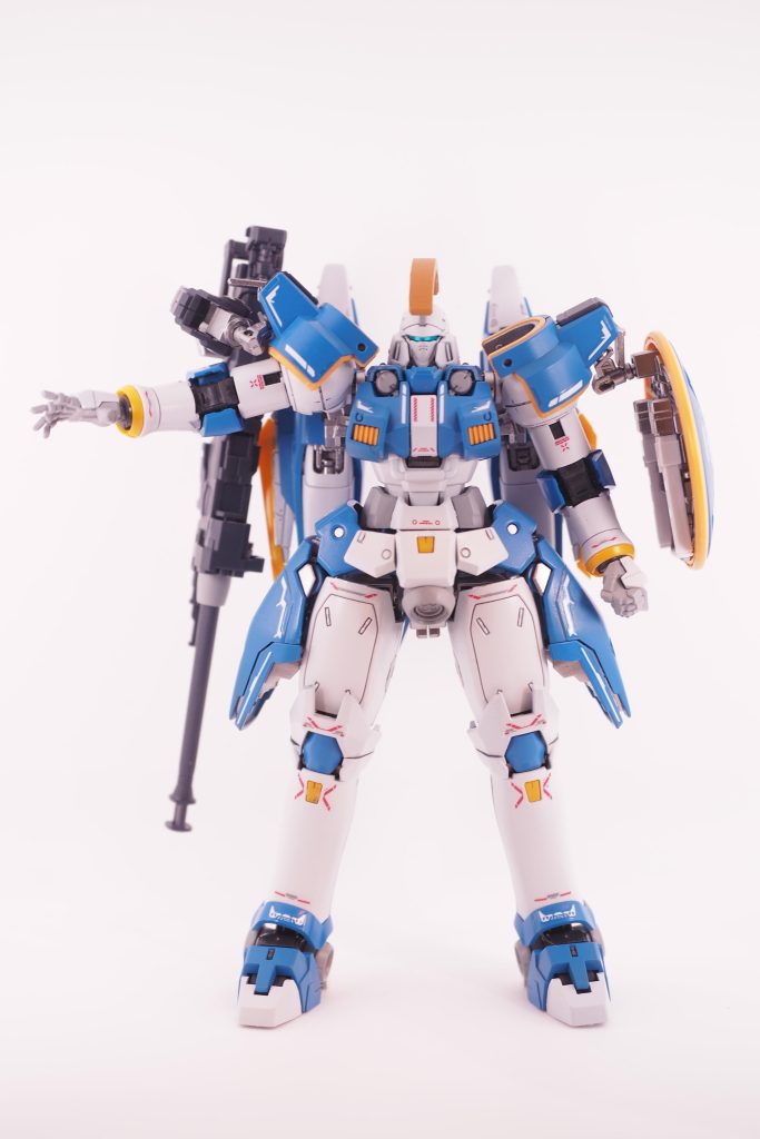 トレーズ閣下のトールギスと同じ色だと面白くないので、仮面と閣下の間の配色を意識しました。