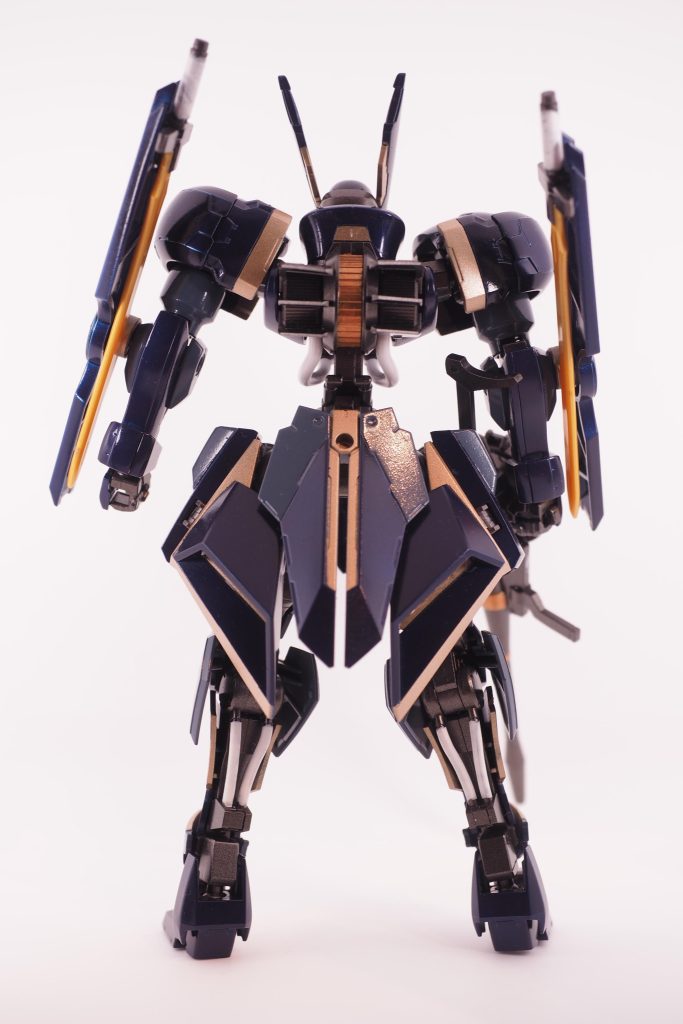 全体的にかっこいいのですが、鉄血系は腰が細いので何かガンダムっぽくないような感じがします。バエルの時のようにいろいろ接着すればよかったと反省。