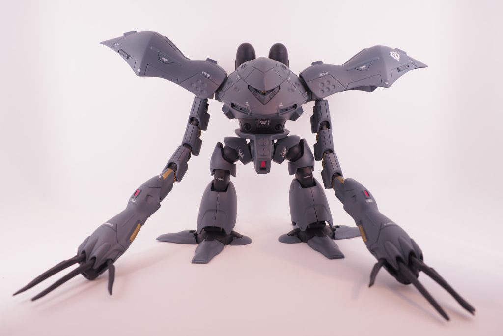 2022年に再販されたときに作成したものです。まだガンプラ復帰したばかりだったので、おっかなびっくりでスジ彫りや塗装をした記憶があります。