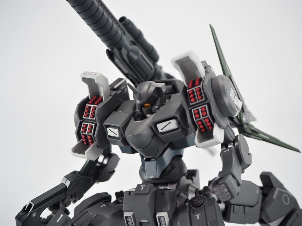 肩のミサイルハッチ開閉ギミック肩装甲の内側にはミサイルを内蔵こちらも自作パーツですが、塗装を考慮したパーツ分割と設計を行っている為、ガシガシ動かすことが可能