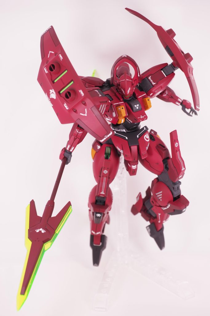 ライバルの赤い機体ということで、少し配色を変えてサザビーっぽくしてみました。