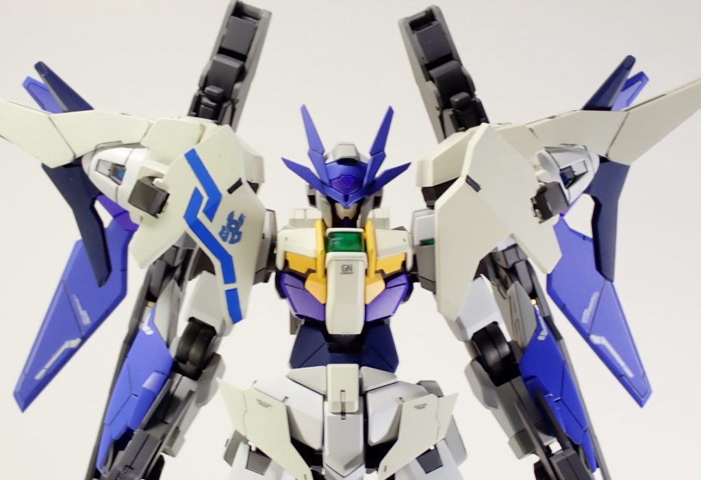 改修点・アンテナ左右でそれぞれ2mm延長・首1mm延長・腹部5mm延長・ドライヴの先端2mm延長・バインダーのウイングをプラ板で一回り大きく製作・右肩のブルーラインはスジボリ・マスキングして塗装