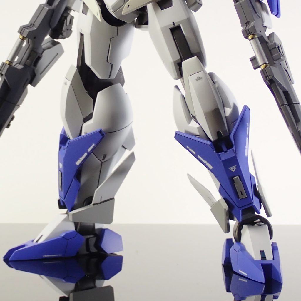 ・ヒザ装甲をプラ板で囲って一回り大きく・アンクルガードをプラ板で整形 等