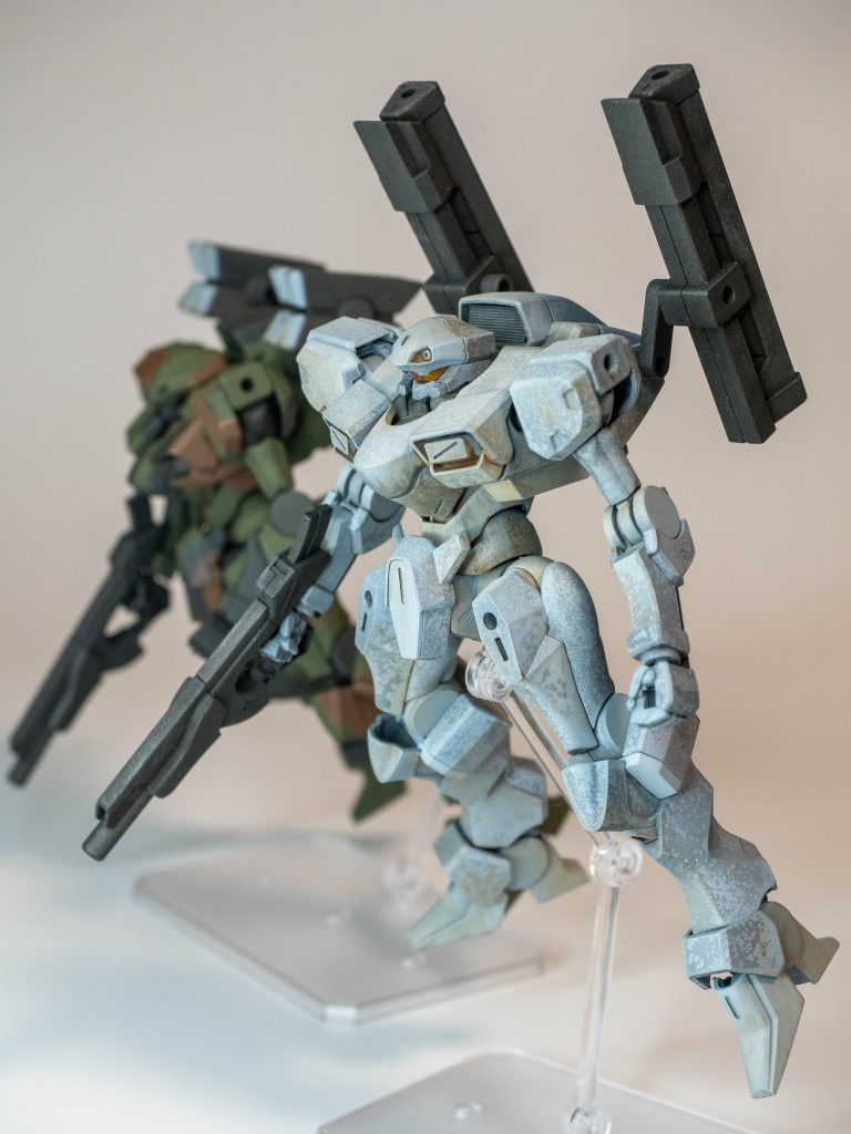 陸軍風迷彩版と並べて。頭部後方のインテークにはKOTOBUKIYAのM.S.Gシリーズからメッシュプレートを選択。