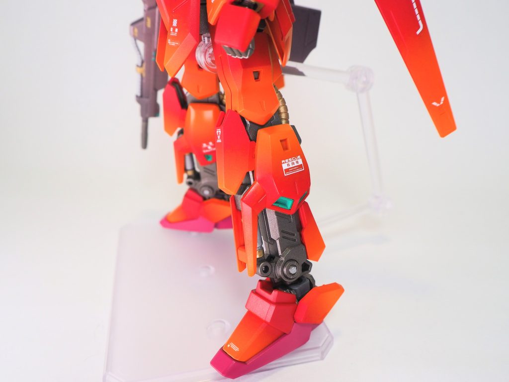 足のフレームは筆塗りです。