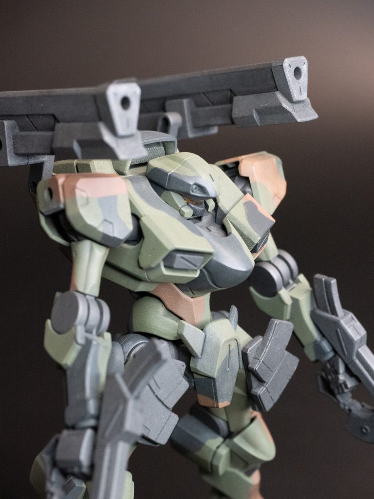 ロービジ仕様と同様、頭部後方のインテークにはディティールアップしています。こちらはハセガワのモデリングメッシュの菱形(M)をパーツにあわせて切り出して使用しました。