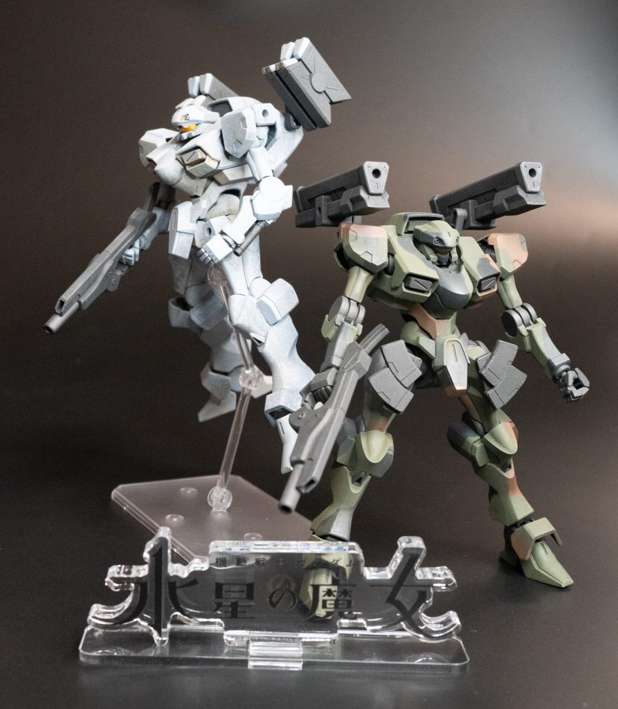 ロービジ仕様と並べて。ロービジは海軍、NATO迷彩は陸軍のイメージです。