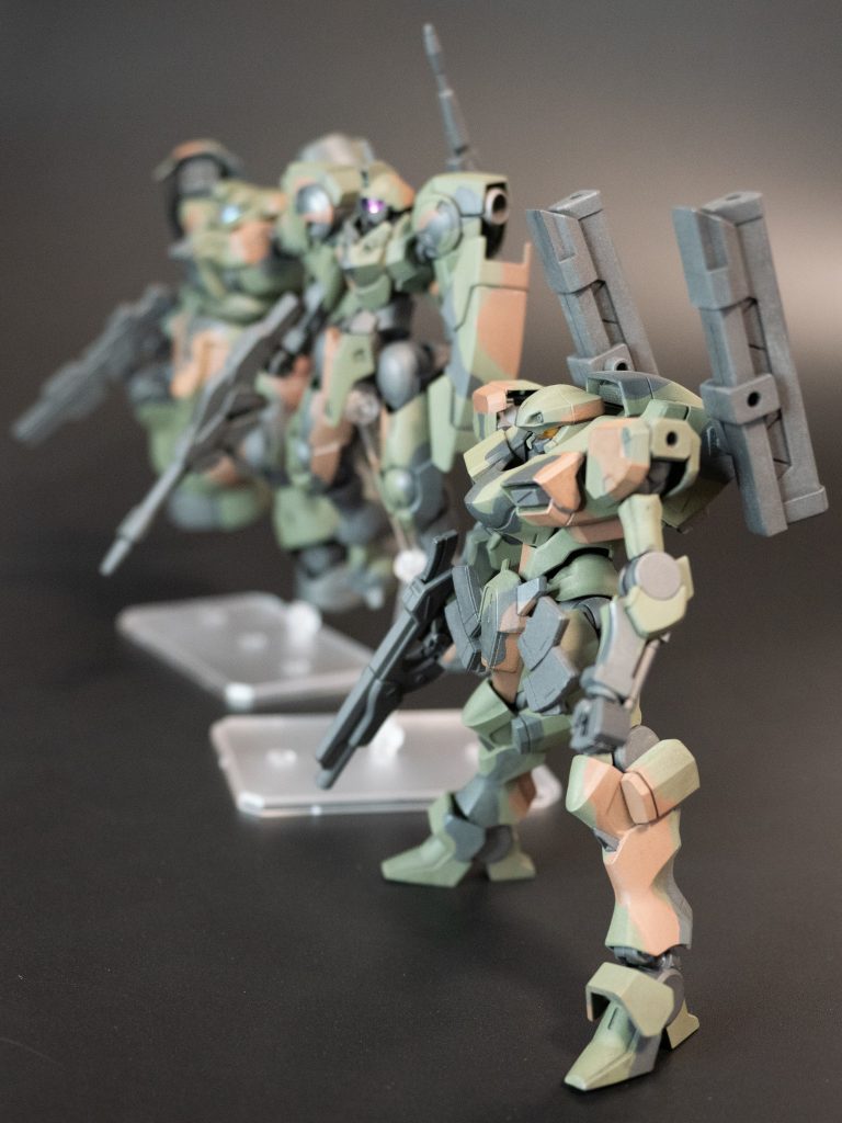 ディランザ・ソルとハインドリー・シュトルムと並べて。ザウォート・ヘヴィは細身ながらもミリタリー調の似合うスパルタンな雰囲気があって大好きです。それにしても今回は同じ迷彩にした3機ですが、設定上はメーカーが3機とも異なるので兵站とかは大変そうですね…それとも(水星の魔女のキットのごとく)ユニバーサル規格的にパーツの互換性は高いのか。そうなのかも知れない。