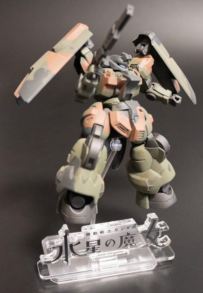 撮影中に「アクリルロゴディスプレイEX 機動戦士ガンダム 水星の魔女 （大）」が届いたのでセットで撮影してみました。本編には登場しない仕様の機体ですが…。そういえばディランザはスネの両脇のダクト？が気になるのでハセガワのモデリングメッシュの菱形（M）をパーツにあわせて切り出してディティールアップしてます。形状が複雑でかなり時間がかかってしまいましたが、完成してみるとあんまり見えません…自分でも撮影しているときは忘れてました…