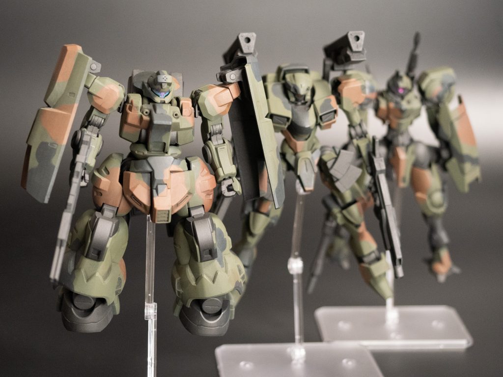 格納庫等でおとなしく整列しているイメージ。他の2機が細身な分、だいぶボリューム感があります