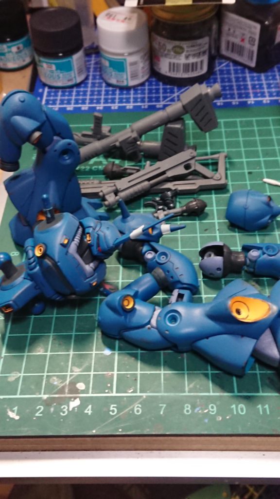 2022年の4月29日の日付でした。完成はもっと前ですね覚えてないです。こっから放置されてました。😅実はバズーカのラックが無くなってましてバズーカ背負えなくて…考えた末のザクシールドとヒートサーベルでした。戦闘シーンを考えヒートホークよりは良いかなと。😄