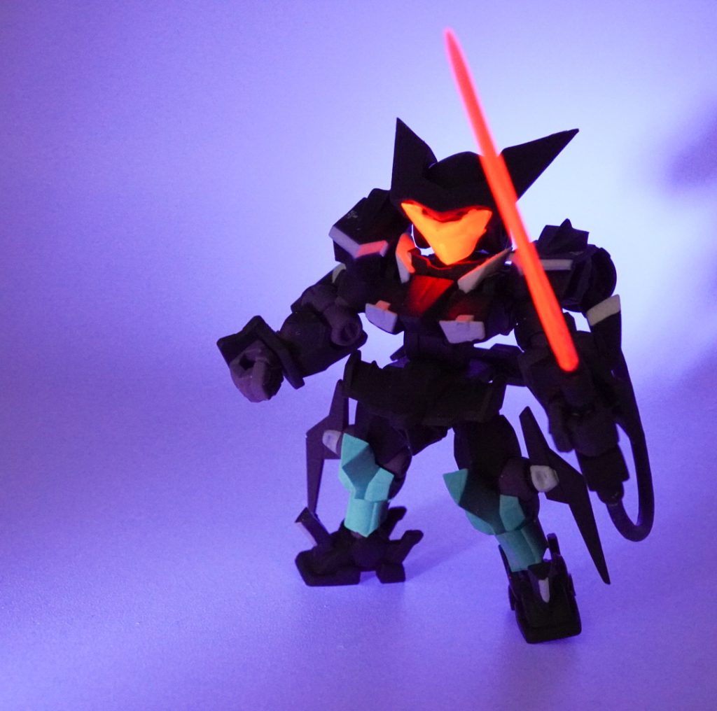 ブラックライトで発光。何故か、足のパーツがブラックライトに反応して、色が水色になります。(^_^;)