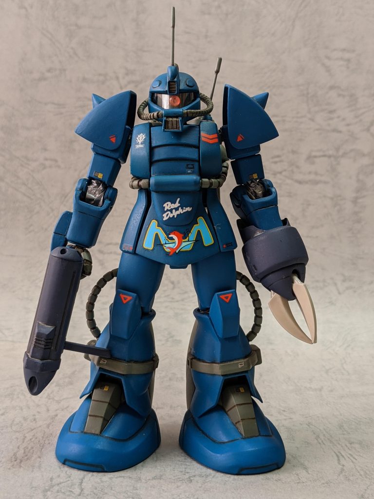 正面から。肘と膝の関節にはシルバーのレジ袋で筒を作りシーリングをしました。そこをするなら腕の付け根とか足首もしなきゃならんのだろうなと思いつつ、僕の技術の限界で何もしてません。