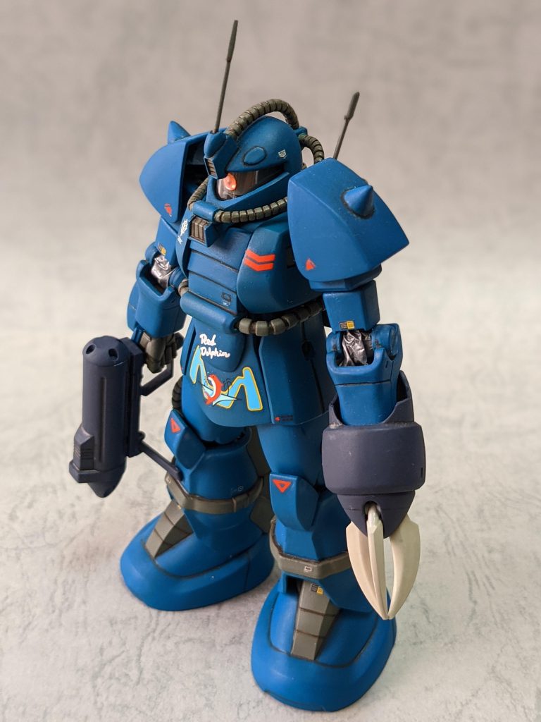 俯瞰気味のショット。ずんぐりした感じに写っててかわいいです。片腕に何か付いてるのがお気に入りで、ゼーズールイメージでズゴックの腕を付けました。ボールジョイントで接続してるので取り外せますが、取替用の拳を作ってないのでそのままにしておきます。