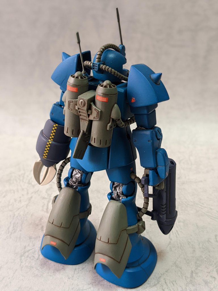 リアショット。ふくらはぎに付いてるやつは取り外し可能という設定で作りました。（実際は取り外せません）武器の下に付いてる棒みたいなやつは握らせてる内に折れてしまいそのままです。