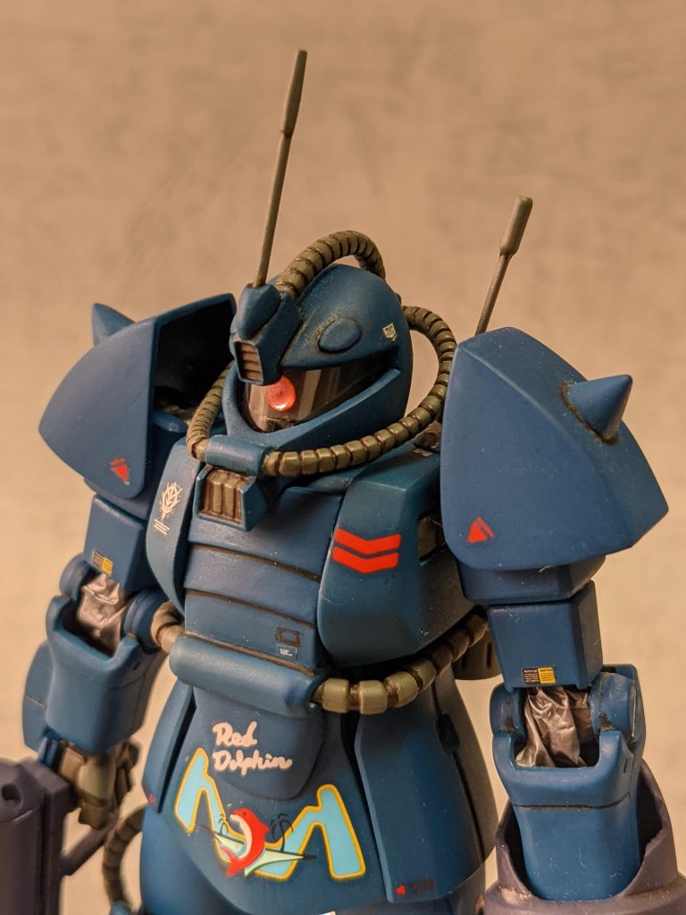 バストアップ。モノアイカバーにはペットボトルを切ったのを使いました。デカールはキット付属のものを使ってます。赤い色がしっかり出ていて、機体色のブルーに良いアクセントになってて好きです。