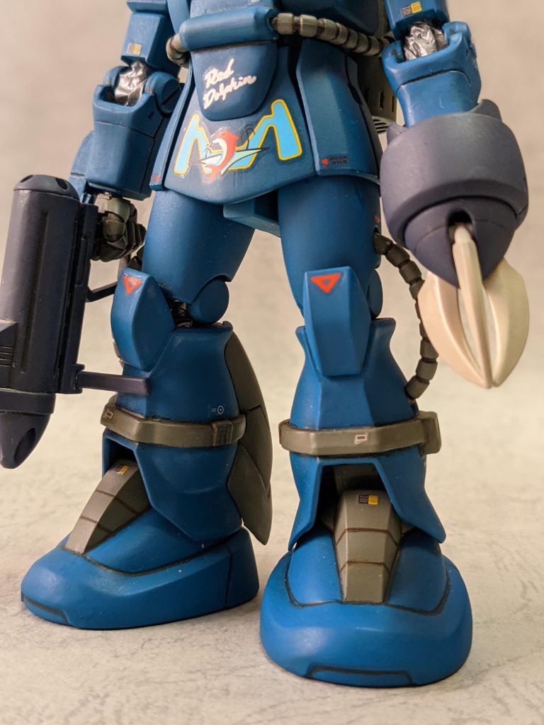 下半身。足と、腕はまんまhgucズゴックを使ってます。なので、身長が普通のザクより高くなってますが、細かい事は気にしないようにしました。