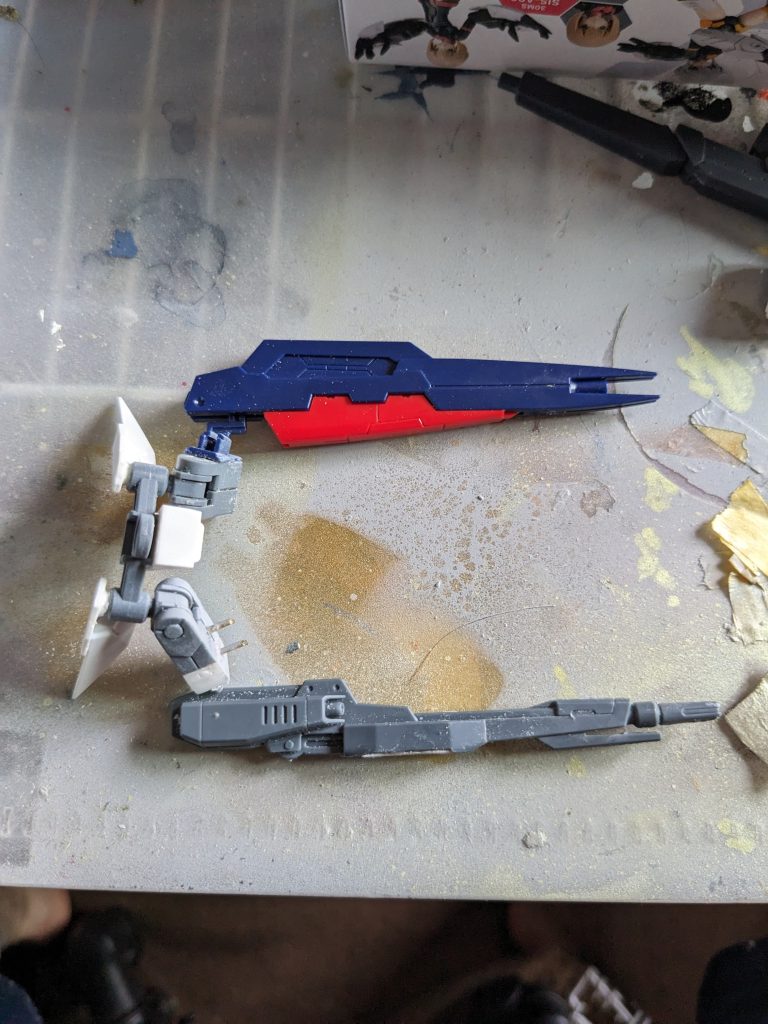 背面のライフル担架部分はシャイニングブレイクのジョイントパーツはそのまま接着、ウィングゼロのバスターライフルは真鍮線をバックパック側に設置して合うようにライフル側に穴を開けました。担架する基部はバトルアームアームズのパーツを良い長さまで切断して使用しました。