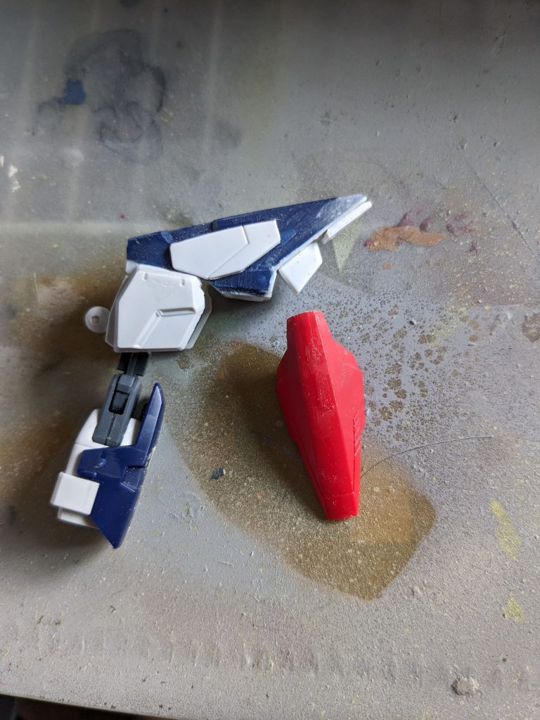 腕部はシャイニングブレイクの足パーツを肩と篭手部分に細かい部分をウィングゼロのパーツで作りました。