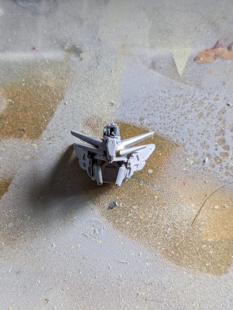 頭部シャイニングブレイクにウィングゼロの耳パーツを取り付け、カメラ周りもウィングゼロの使わないパーツで大型に