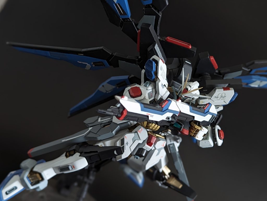 肩の延長などをしたのでポーズが取りやすくなりこんな感じで自然なロングビームライフル持ちを